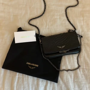 Säljer Zadig Voltaire väska!💕 - Hejj, säljer min fina Zadig Voltaire väska då den inte kommer till så mycket användning💕använt den en del men varit väldigt försiktig med den💘säg till om fler bilder så går det jättebra❤️❤️