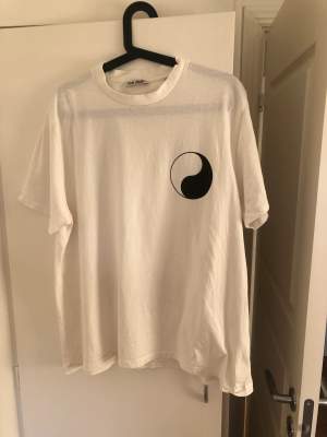 Our Legacy Ying & Yang t-Shirt  9/10 cond Använd Fåtal gånger Frakten står på mig