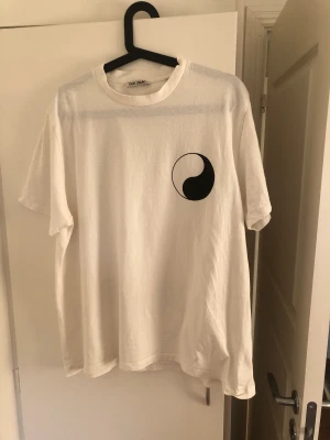 Our Legacy Ying & Yang - Our Legacy Ying & Yang t-Shirt  9/10 cond Använd Fåtal gånger Frakten står på mig