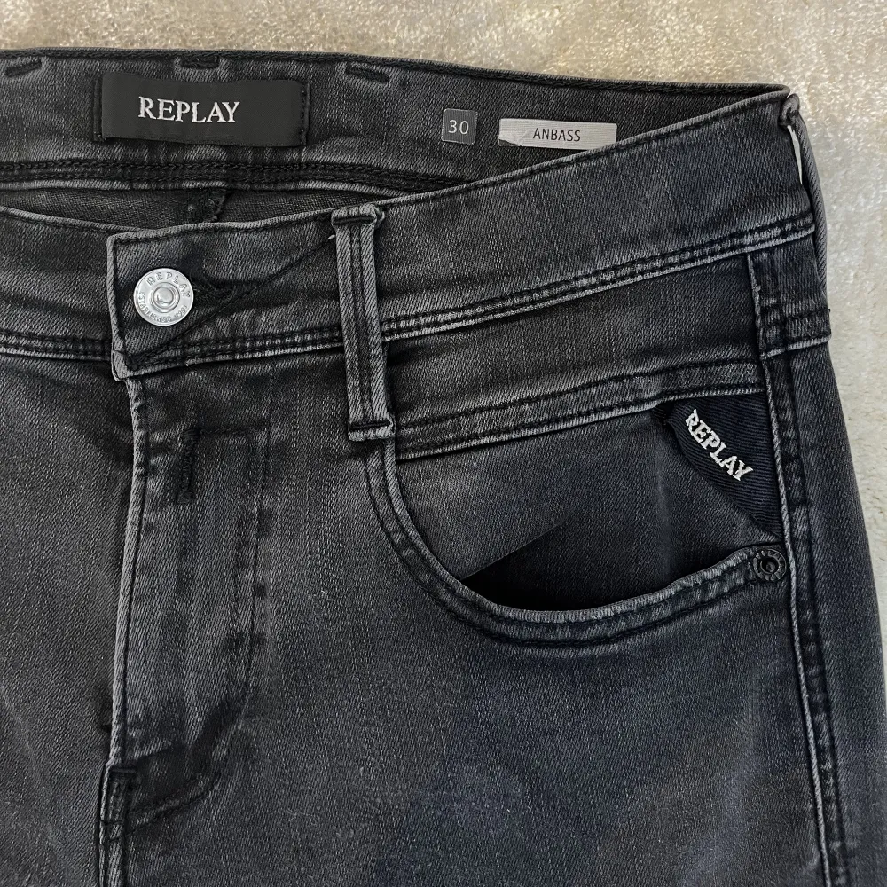 Säljer nu ett par riktigt feta Replay jeans i tvättad svart, modell: Anbass, Condition: 10/10. Jeans & Byxor.