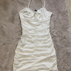 Vit klänning - Vit kort klänning från H&M