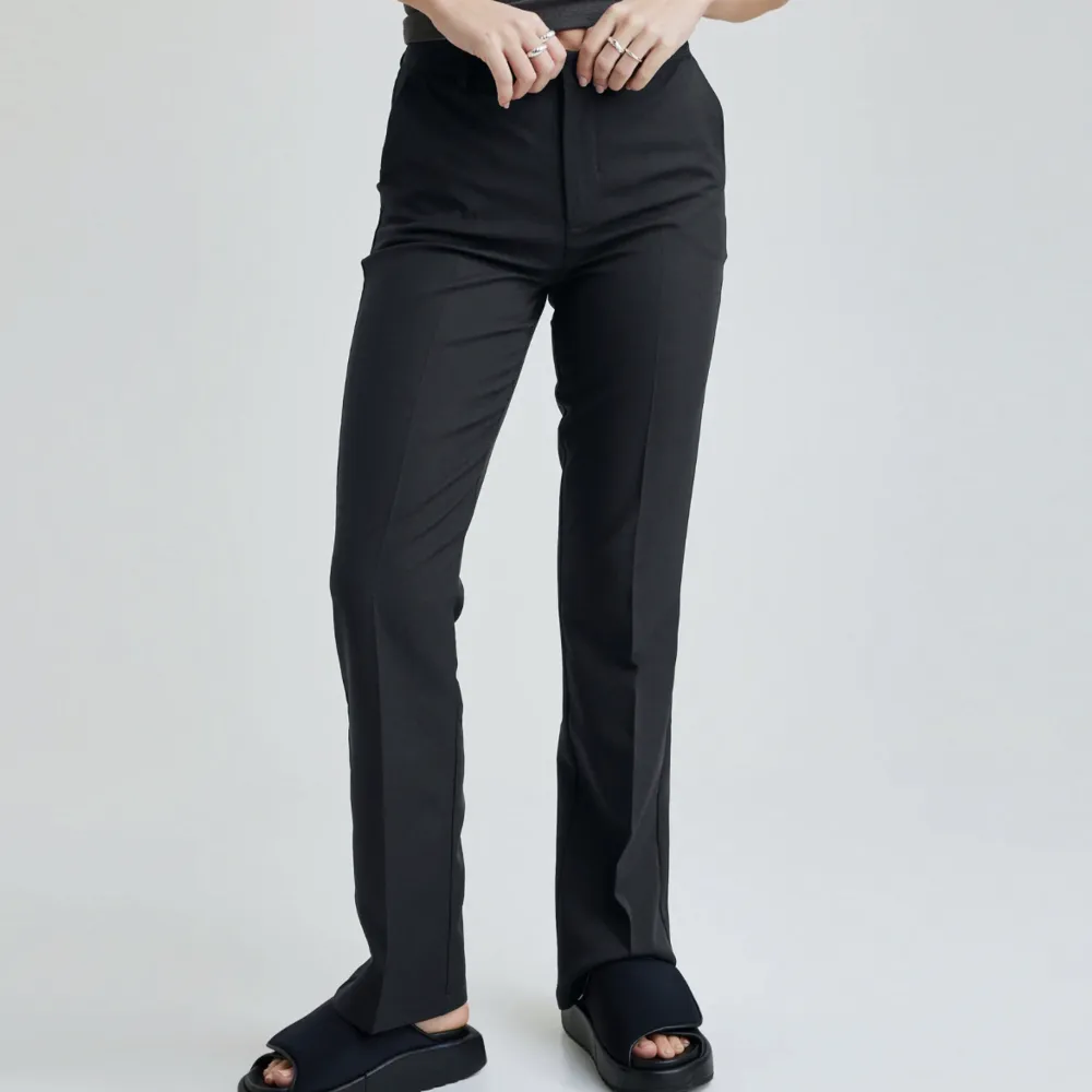 Säljer nu mina svarta kostymbyxor från bikbok då jag har växt ur dom. Rätt så långa i benen.. Jeans & Byxor.