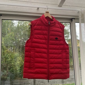 Armani väst - Säljer nu denna väst från emporio armani då jag växt ur den. Skick 7/10 sparsamt använd. Nypris 2499kr.