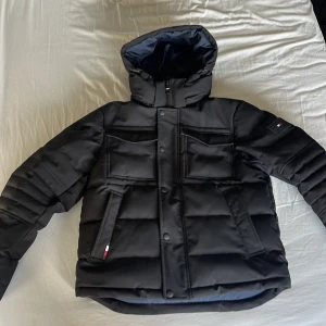 Tommy Hilfiger jacka - Säljer min sätte snygga Tommy Hilfiger jacka. Jackan är svart och har 4 fickor på framsidan och ytterligare 1 ficka på insidan. Luvan går att ta av och spänna åt. Skicka är som ny Ordinariepris: 3500kr Mitt pris: 800kr