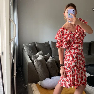 Blommig klänning - Blommig klänning 