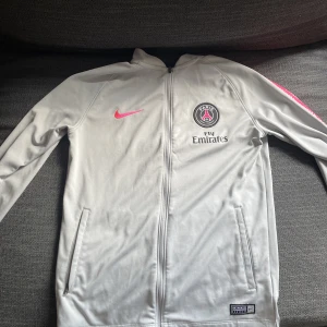 Psg träningströja - Säljer nu min psg tröja som är för liten. Storlek s på den och skulle säga den passar storlek S personer
