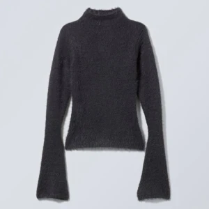 Luddig tröja  - Säljer denna super fina tröja då den va lite för liten för mig.  Aldrig använd!Tröjan är i strl M men skulle säga att den passar  en S men också någon som brukar ha s/m🫶🏼 köpt för 530kr från weekday  säljer för 200kr. Tryck gärna på ”köp nu knappen”