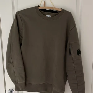 Cp company tröja - Säljer nu min cp company tröja för den inte används mer. Tröjan är i bra skick och inga hål eller skador. Storlek S men passar M. Pris kan diskuteras vid snabb affär 