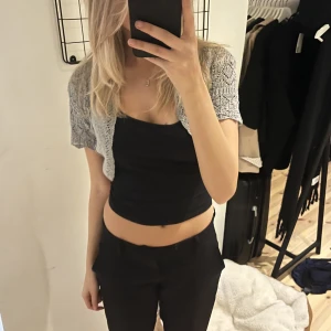 Grå stickad bolero - Hej! Säljer denhär stickade boleron då jag inte använder den. Köparen står för frakten!💗