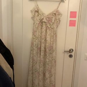 Långklänning  - Så fin blommig långklänning från h&m, den har tyvärr inte kommit till användning. På mig som är 164 går den ner till anklarna. I storlek m, funkar bra på mig som brukar ha s. 🫶