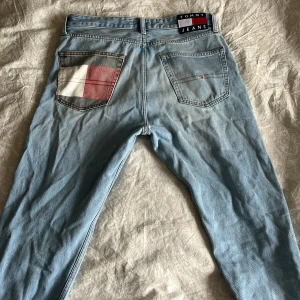 Jeans Tommy Hilfiger  - Blåa jeans! Märke Tommy Hilfiger  Storlek 30/34  Straight fit!  Snyggaste jeansen jag haft men tyvärr växt ur dem!  Har ett hål på knät men tycker dem blir snyggare med det! Slits på båda benen också snyggare  