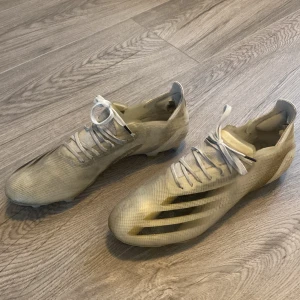 Adidas x fotbollsskor - Adidas x ghosted. Skruvdubbar där påse med extradobbar och verktyg medföljer. Köpte 2021 och använda men bra skick och fullt fungerande, 7/10 skick. Nypris 2000kr från unisport. Vita med svarta/guldiga detaljer.