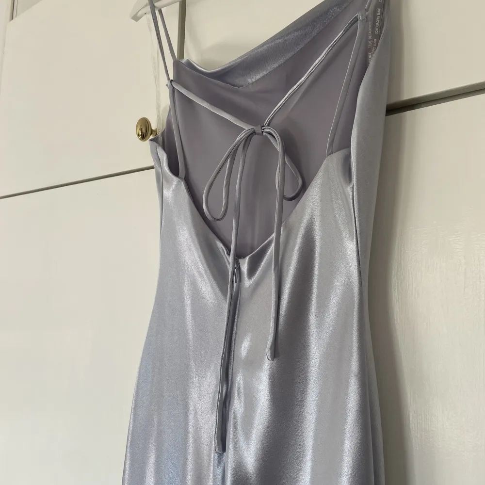 Säljer min superfina balklänning! Nypris 1 529:- Använt klänningen en gång och skicket är som ny, den är köpt på Zalando för ca ett år sedan. Jättefin isblå/blå färg som passar till silvriga accessoarer! Skickar såklart fler bilder vid behov💕💕. Klänningar.