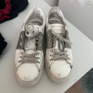 Valentino sneaker - Valentino open sneaker. Skorna är väl använda men i bra skick för priset. Storlek 38 passar ej mindre 39 också. Nypris 6.945kr