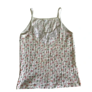Floral tank - Blommigt linne. Har fläckar. Sitter som en S-M. Kontakta vid intresse <3