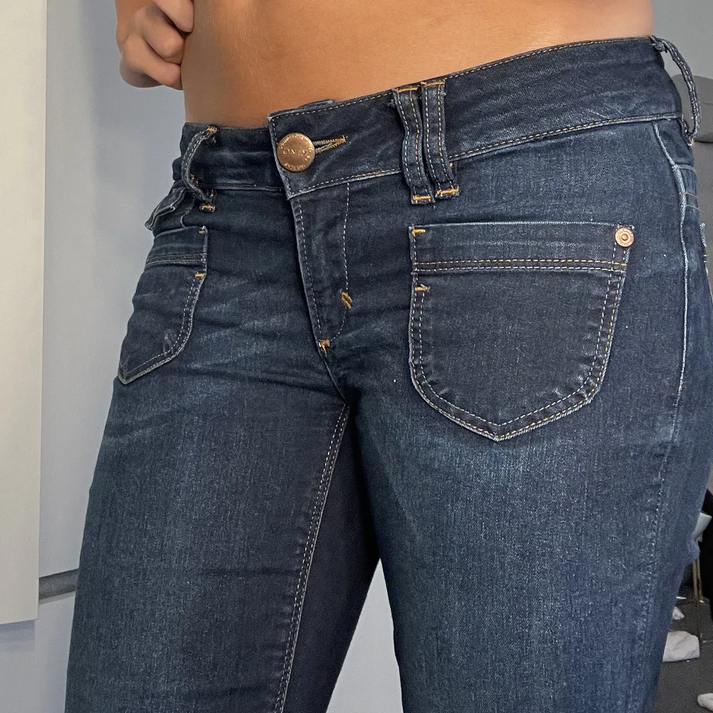 Säljer dessa super snygga only jeans då dem är snäppet för korta för mig tycker jag.  Köpte för 350 och då jag aldrig använt säljer ja för 300💞  Innerbenslängden är 82cm och jag på bilden är 1,72. Jeans & Byxor.