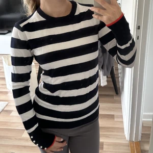 Randig tröja  - Randig tröja från zara strl m, jag har normalt s, så skönt material! Använd men i fint skick 💕