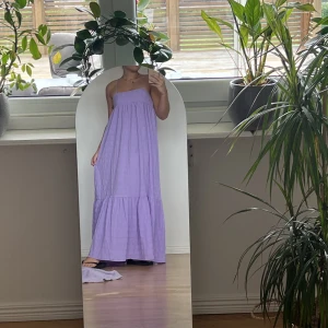 Klänning  - Jätte fin lila klänning från Asos, ej använd endast testad. St 38 , luftig, skön och så vacker!! 