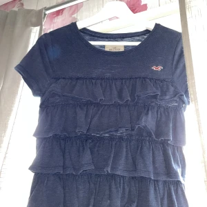 Mörkblå t shirt med volanger - Jättefin volangtshirt