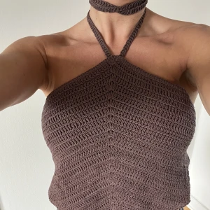 Virkad topp XS/S - Virkad topp från bikbok.  Har knutit den som en chocker i halsen men den kan även knytas vanligt.  Lappar sitter kvar aldrig använd. Säljer pga har 2 stycken Knyte i ryggen så passar även S. 
