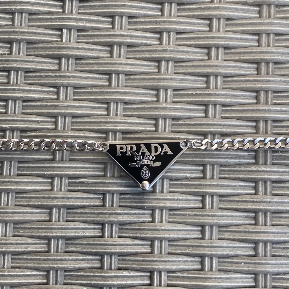 Intressekoll för detta repurposed Pradahalsband gjort från loggan på en Pradaväska. Osäker vad den kan gå för så kom gärna med bud.. Accessoarer.