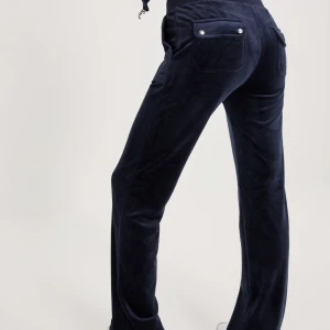 Juicy Couture byxor  - Tänkte kolla intresset på mina Juicy Couture byxor. Super fint skick💓 pris går att diskutera🫶