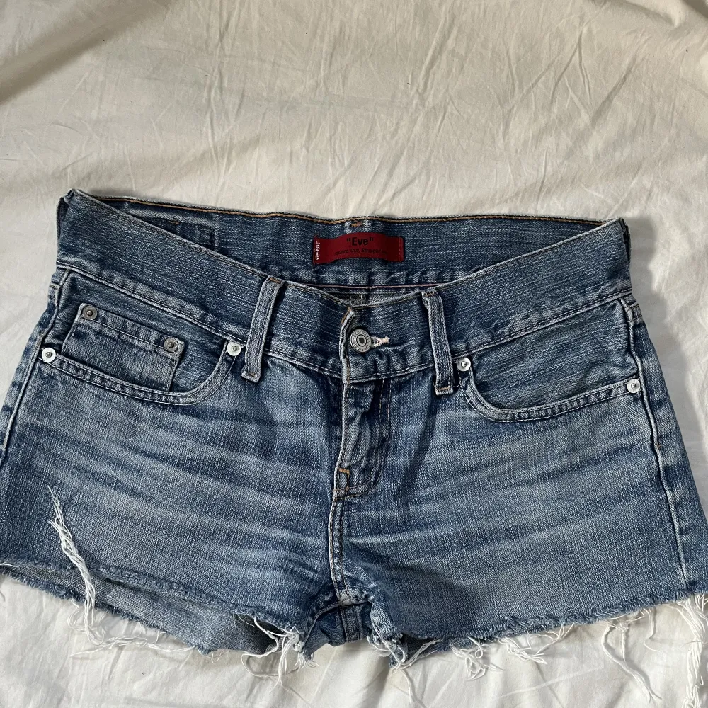 Säljer mina jättefina jeansshorts från Levis, lågmidjade och vintage! . Shorts.