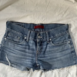 Lågmidjade jeansshorts  - Säljer mina jättefina jeansshorts från Levis, lågmidjade och vintage! 