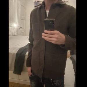 Overshirt A days march  - Overshirt från A days march, storlek Small i 100% ull Använd fåtal gånger, nypriset låg på 1500kr men jag säljer för 580kr. Funkar bra till hösten och vintern då den håller värmen väldigt bra.