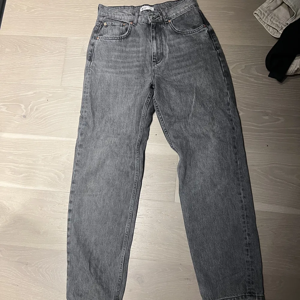 Gråa jeans ifrån Gina i storlek S. Jeans & Byxor.