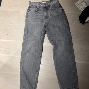 Gråa jeans ifrån Gina i storlek S