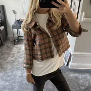 Kort jacka - En super fin kort liten jacka som jag köpt från plick, bilderna är lånade från säljaren. Väldigt fint skick. Väldigt fina höst färger