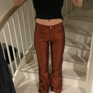 Röda byxor - Ett par skit snygga byxor💓💓 W: 28    L: 34