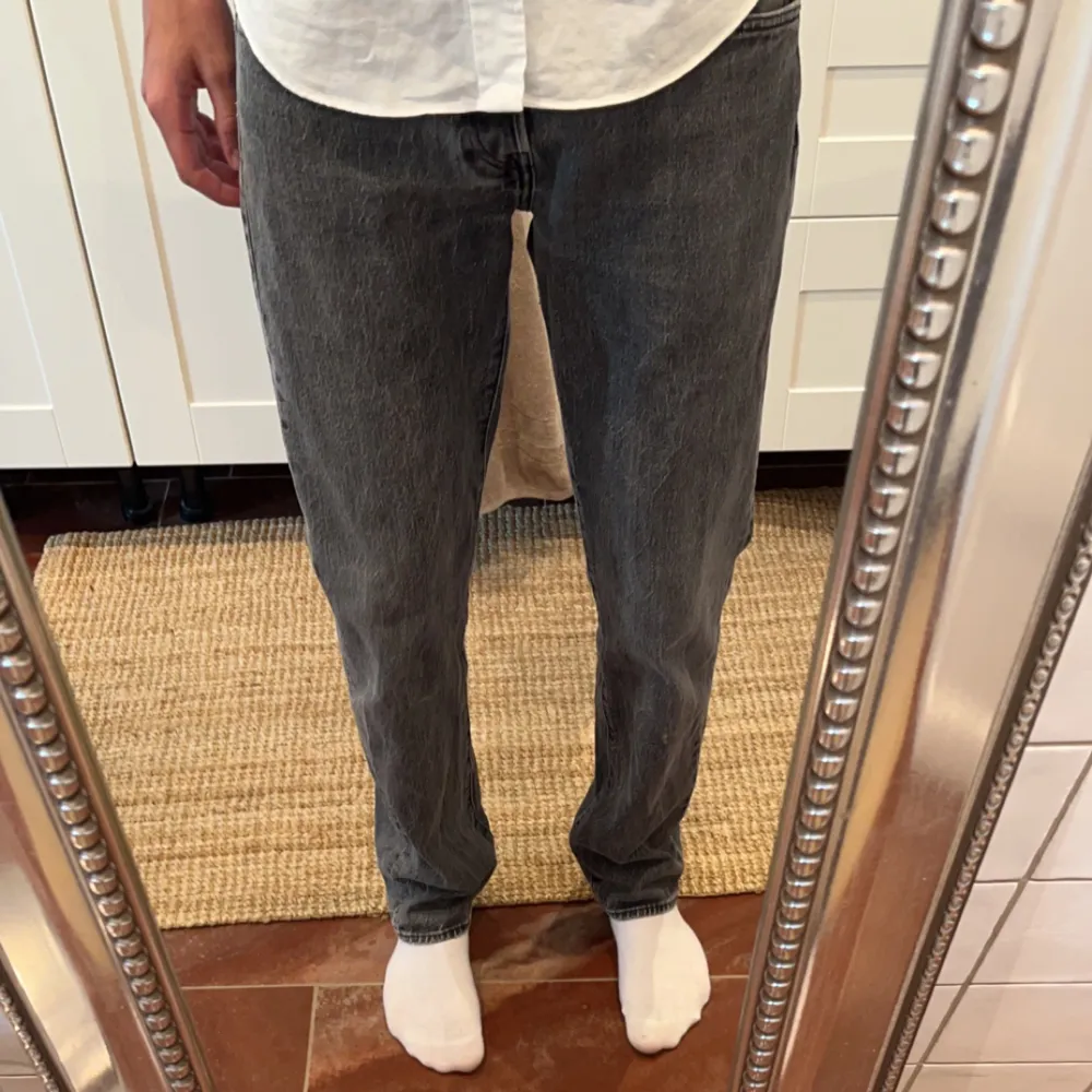 Säljer nu mina Levi’s gråa som jag ej använder längre.. Jeans & Byxor.