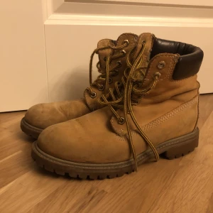 Kängor - Timbaland-liknande kängor, de är i bra skick har legat i en skolåda så ser lite ihopskrynklade ut😅