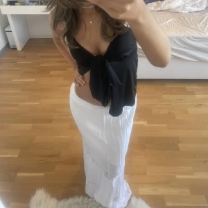 Vit långkjol - Säljer ännu en vit lågmidjade långkjol med spetsdetaljer💕 aldrig använd alltså inga defekter alls💕 KÖP DIREKT FÖR 550