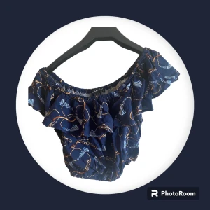 Blue patterned crop top - En blå crop top med mönster av snören och lampor som ni ser kan man ha den med ärmarna åt sidan eller över axeln den är stretchig. Skriv gärna om det är något du undrar <3 