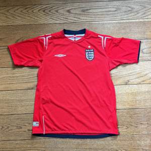 Retro England fotbollströja  Riktigt fint skick Officiel tröja från 2004-2006 Bud från 149kr Storlek L