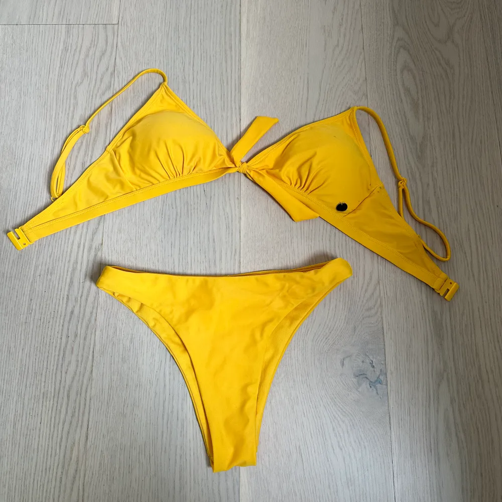 Säljer denna gula bikinin från panos emporio i storlek 36. Använd en sommar. Efter tvätt sitter det tyvärr fortfarande kvar några fläckar. Säljer för 20kr + frakt . Accessoarer.