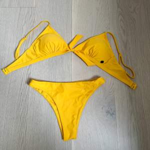 Säljer denna gula bikinin från panos emporio i storlek 36. Använd en sommar. Efter tvätt sitter det tyvärr fortfarande kvar några fläckar. Säljer för 20kr + frakt 