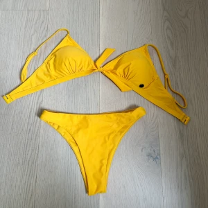 Bikini Panos Emporio  - Säljer denna gula bikinin från panos emporio i storlek 36. Använd en sommar. Efter tvätt sitter det tyvärr fortfarande kvar några fläckar. Säljer för 20kr + frakt 