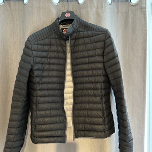 Colmar vår/höst jacka - Vår/höst jacka från Colmar. Inköpt ny för ca 1,5 år sedan och är fortfarande i nyskick. Inga skavanker, fläckar eller andra skador på jackan. Storlek 50 (M) men passar bra till S också.   Frakt kan lösas och fler bilder kan fås. 