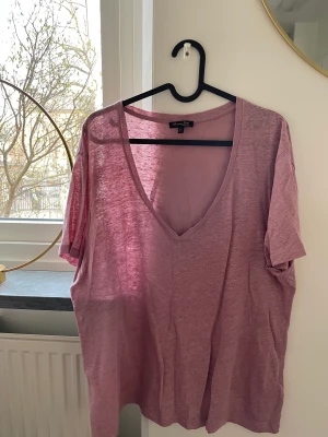 T-shirt från Massimo dutti  - Den är knappt använd och väldigt bra kvalitet.  