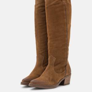 Säljer dessa snygga boots köpta från Zalando, köpte de för 1095kr!! De är inte använda mycket men har lite fläckar längst fram (de sista bilden) 