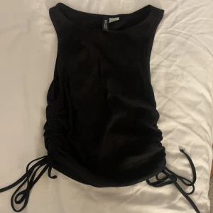 Topp  - Storlek S. Ifrån H&M. Svart. Slutar ovanför naveln.