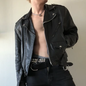 Wilsons Leather Bikerjacka - Säljer min fina vintage Wilsons Läderjacka! Den är en större storlek M, sitter rätt stort på mig som är 179cm lång. Äkta läder, i fint men begagnat skick. Nån tråd som sticker ut nere vid änden av ärmen men annars hel och ren. Fler bilder i dms!