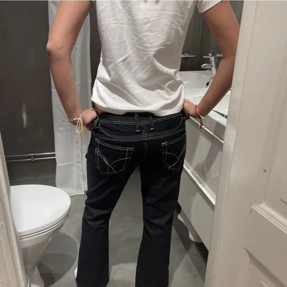 Ett par skit snygga jeans!!❤️‍🔥Strl S, Midjemått: 35cm Innerbenslängd: 73cm. Jeans & Byxor.