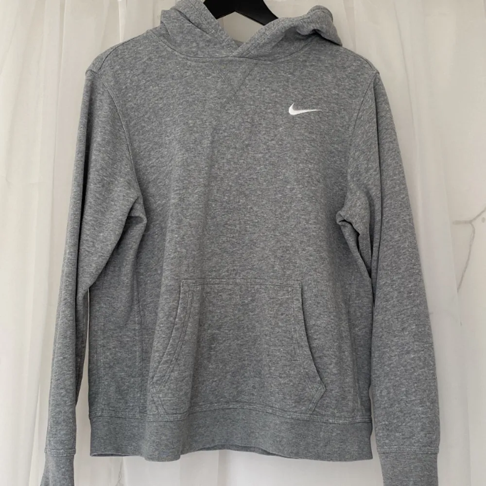 Grå hoodie från Nike i storlek XL BARN Passar XS vuxen. Pytte litet märke som knappt syns på tröjan (bild 2). Tröjor & Koftor.