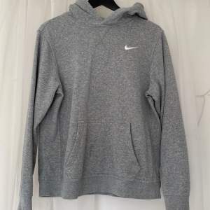 Grå hoodie från Nike i storlek XL BARN Passar XS vuxen. Pytte litet märke som knappt syns på tröjan (bild 2)