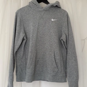 Hoodie från Nike - Grå hoodie från Nike i storlek XL BARN Passar XS vuxen. Pytte litet märke som knappt syns på tröjan (bild 2)